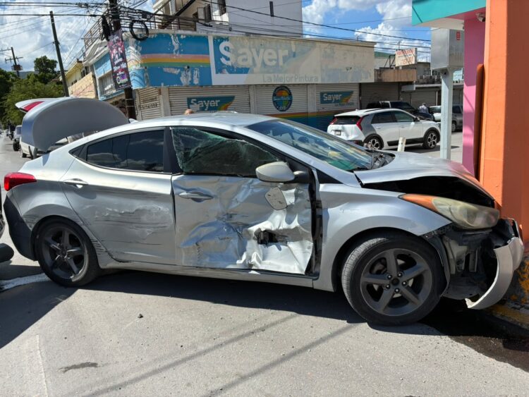 Fuerte accidente deja dos heridos y cuantiosos daños materiales en Victoria