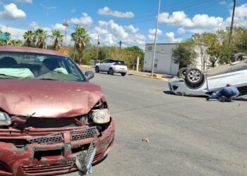 Vuelca camioneta en Avenida Sulaimán al ser impactada por auto