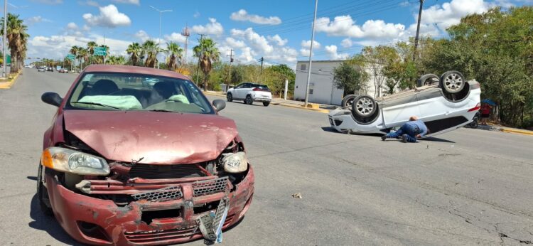 Vuelca camioneta en Avenida Sulaimán al ser impactada por auto
