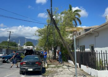 Fuerte choque y severos daños en el cruce de calles 3 y Aldama, con derribe de poste