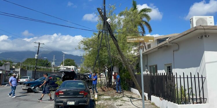 Fuerte choque y severos daños en el cruce de calles 3 y Aldama, con derribe de poste