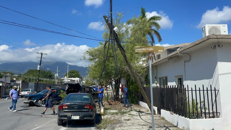 Fuerte choque y severos daños en el cruce de calles 3 y Aldama, con derribe de poste