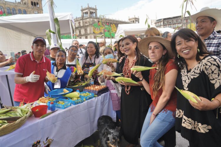 Celebran el Día Nacional del Maíz con la Gran Elotiza Nacional en el Zócalo capitalino
