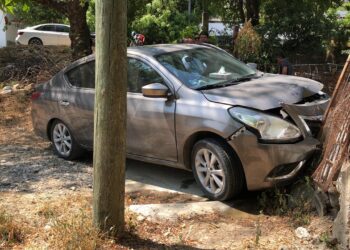 Dos heridas al estrellar su auto contra rejas en la Col. Pedro Sosa.