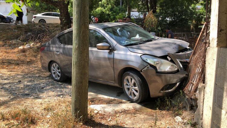 Dos heridas al estrellar su auto contra rejas en la Col. Pedro Sosa.