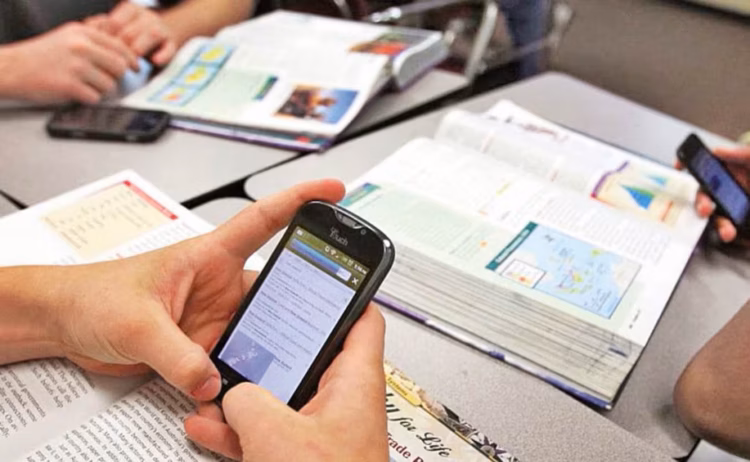 Padres cuestionan regulación de celulares escolares