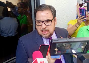 Respaldan padres regulación de celulares en escuelas según Miguel Valdez titular de SET