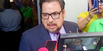 Respaldan padres regulación de celulares en escuelas según Miguel Valdez titular de SET