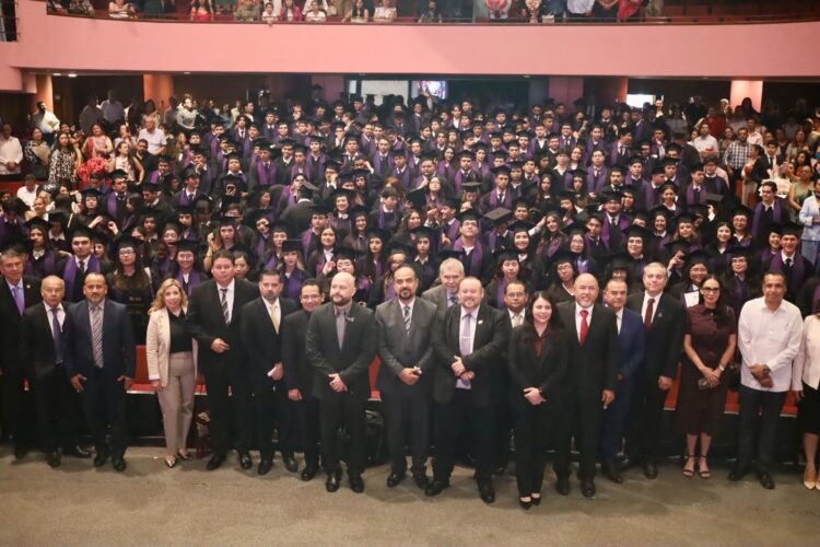 Entrega Universidad Politécnica de Victoria nueva veneración de profesionistas a Tamaulipas
