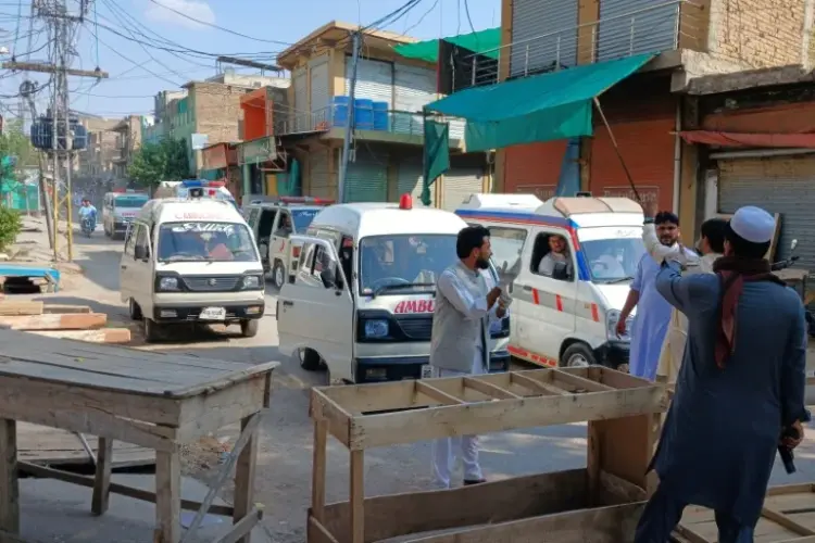 Atentado en comisaría de Pakistán deja decenas de heridos