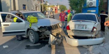 Cuatro lesionados en choque vehicular en el crucero de calles 10 y Guerrero