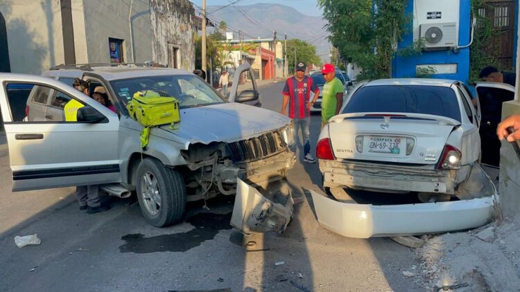 Cuatro lesionados en choque vehicular en el crucero de calles 10 y Guerrero