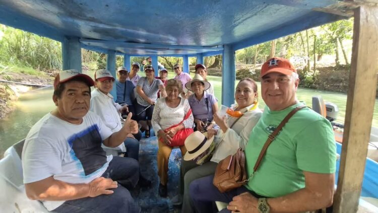Capacitan al turismo para atender adultos mayores
