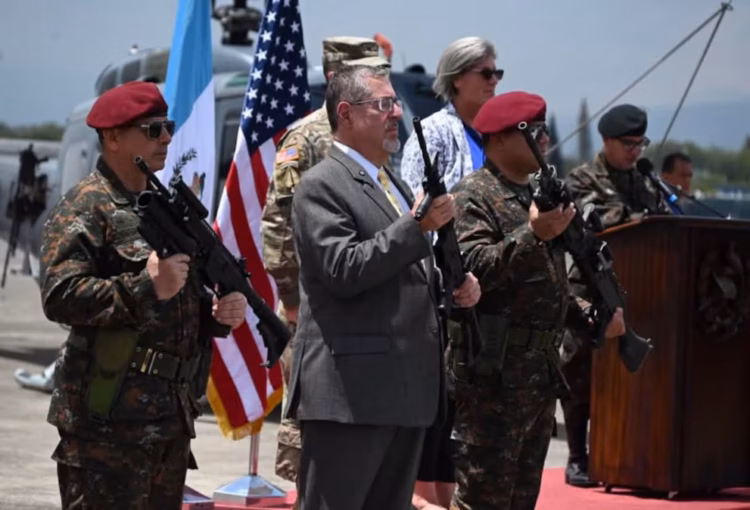 EU entrega armas a Guatemala tras fin de embargo militar
