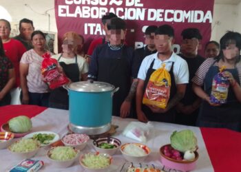 Adolescentes aprenden gastronomía para reincorporarse