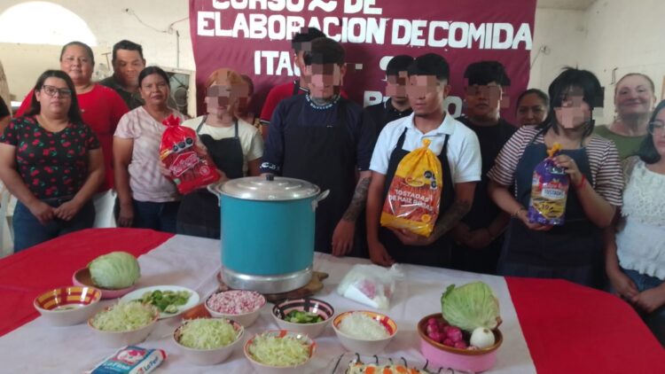 Adolescentes aprenden gastronomía para reincorporarse