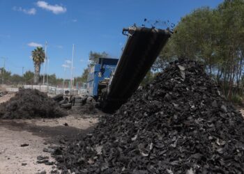 Trituran miles de llantas acumuladas en Reynosa