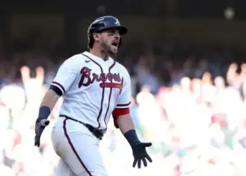 Bravos vencen 5-3 a Phillies en inicio de playoffs
