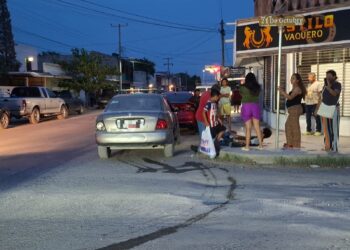 Motociclista herido al ser impactado por un auto en la Col. Vicente Guerrero
