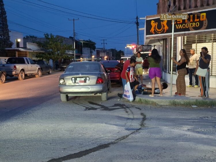 Motociclista herido al ser impactado por un auto en la Col. Vicente Guerrero