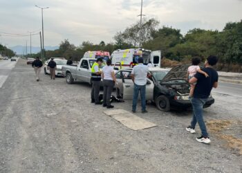Camioneta se estrella contra auto en el crucero del Eje Vial y Michoacán