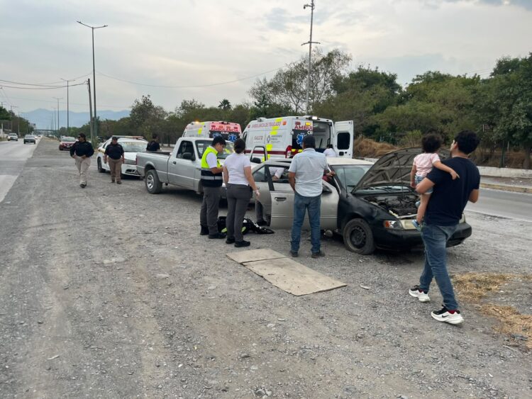 Camioneta se estrella contra auto en el crucero del Eje Vial y Michoacán