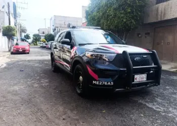 Hallan cuatro cuerpos dentro de autos en Estado de México