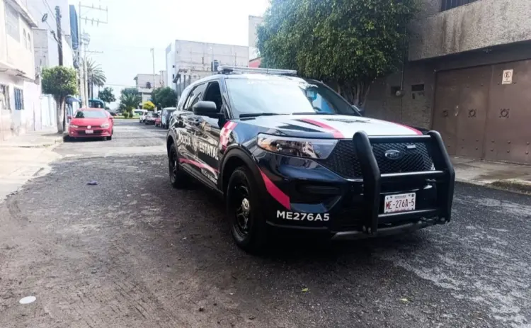 Hallan cuatro cuerpos dentro de autos en Estado de México