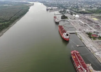 Pemex limpia su contaminación en el río Pánuco
