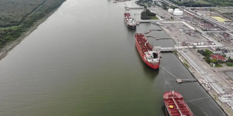 Pemex limpia su contaminación en el río Pánuco