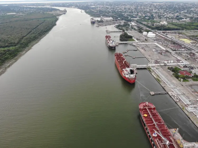 Pemex limpia su contaminación en el río Pánuco