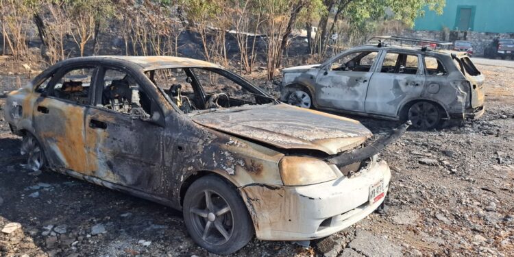 Incendio detrás del IMSS afecta siete vehículos