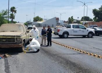 Hallan cadáver dentro de camioneta