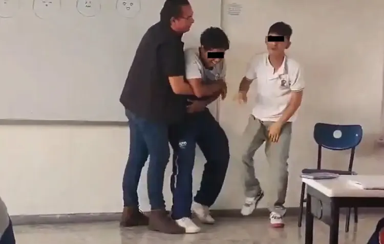 Detienen a maestro acusado de abuso