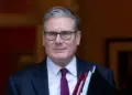 Keir Starmer deja la política británica y mira al exterior