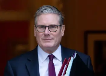 Keir Starmer deja la política británica y mira al exterior