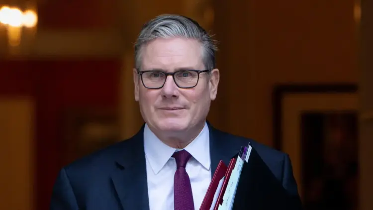 Keir Starmer deja la política británica y mira al exterior