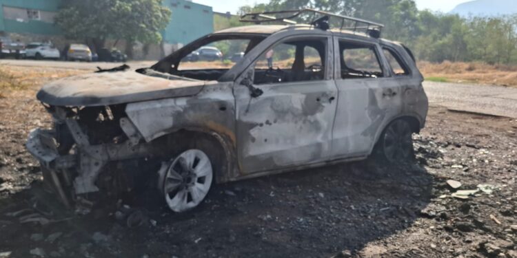 Incendio detrás del IMSS afecta siete vehículos