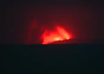 Erupción del Krakatoa provoca caos aéreo en Indonesia