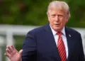 Trump restringe acceso de tres medios a la Casa Blanca
