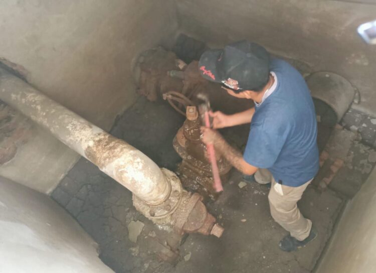 Reparación de fuga de agua deja sin servicio a diez colonias del noreste de Cd. Victoria