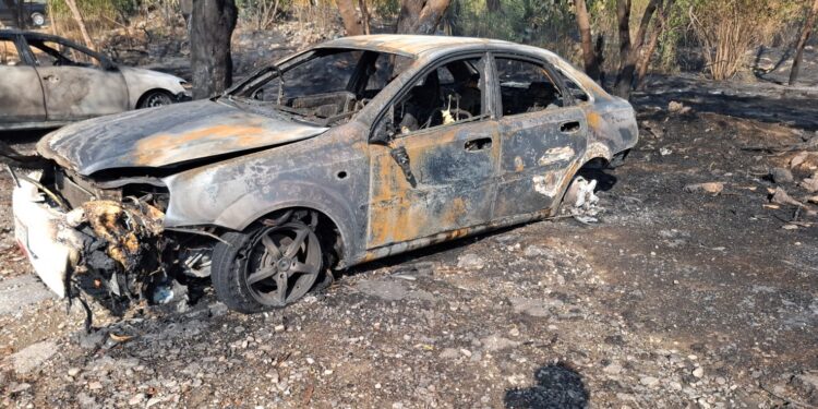 Incendio detrás del IMSS afecta siete vehículos