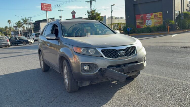 Enésimo choque al salir de Soriana Palmas en Bulevar Tamaulipas