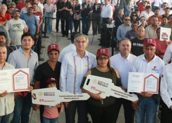 Entregan Américo Villarreal y Director General de INFONAVIT 160 viviendas en Matamoros