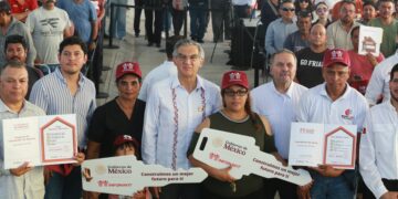 Entregan Américo Villarreal y Director General de INFONAVIT 160 viviendas en Matamoros