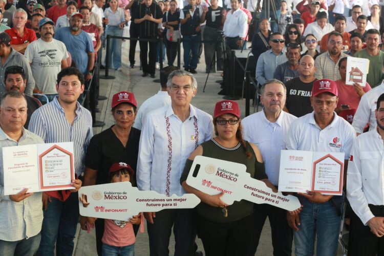 Entregan Américo Villarreal y Director General de INFONAVIT 160 viviendas en Matamoros