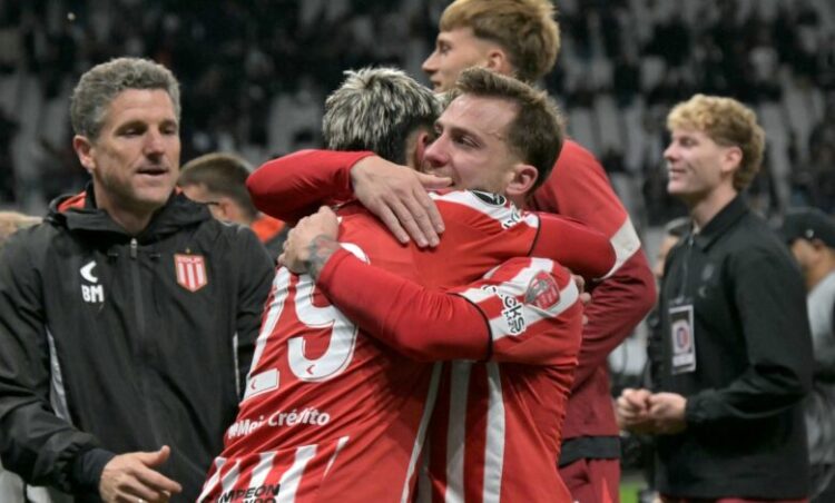Estudiantes elimina a Corinthians y va a semifinales