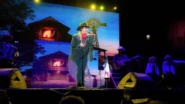 Alicia Villarreal cierra la noche mexicana en León con gran éxito