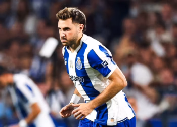 Santi Giménez debuta y roza el gol con Porto