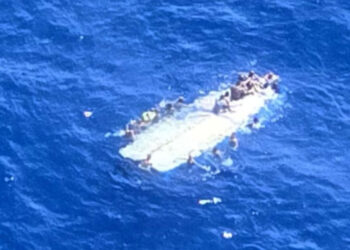 Rescatan a 40 migrantes tras naufragio en Puerto Rico